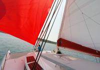 skipper sulla prua pruaman trimarano neel 45 vela vela coperta